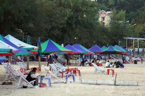 Bãi biển Đồ Sơn lác đác người đến tắm ngày đầu mở lại