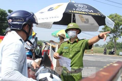 Chốt kiểm soát ùn ứ, cán bộ 'khô cổ' giải thích cách về Quảng Nam