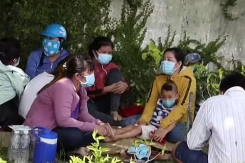 Hàng trăm lao động tại Tây Ninh tự phát về quê 'kẹt chốt' ở cửa ngõ TPHCM
