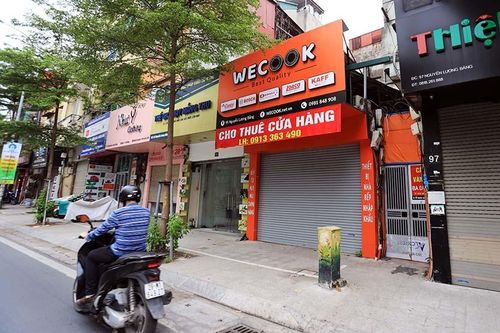 Tấm biển đỏ với cụm từ này đang xuất hiện dày đặc trên phố Hà Nội