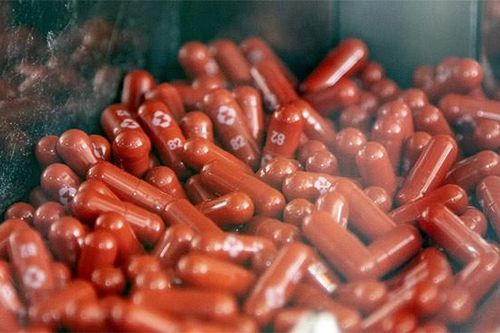 Covid-19: Sắp có thuốc viên kháng virus dùng tại nhà, Ấn Độ trả đũa Anh