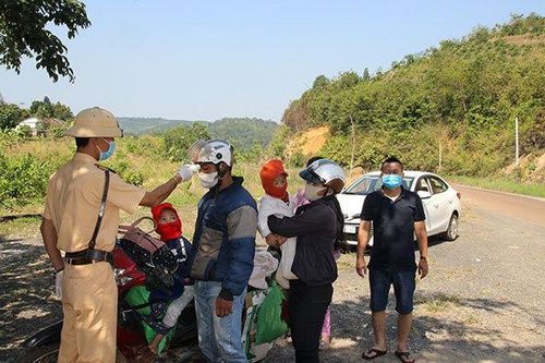 Tài xế tông gãy barie vượt chốt kiểm dịch ở Đắk Nông bị bắt tạm giam
