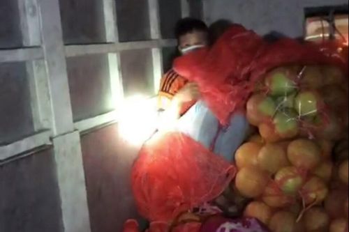 Trốn trên thùng xe tải hòng 'thông chốt' kiểm soát dịch COVID-19
