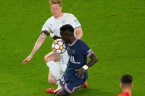 MU lấy De Bruyne để kháng cáo cho Wan-Bissaka