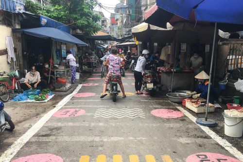 Khu chợ đầu tiên 'kẻ vạch, phân luồng' phòng COVID-19 ở Hà Nội