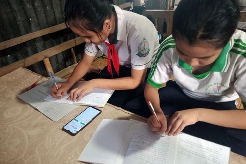 Thêm 3.300 học sinh khó khăn được hỗ trợ máy tính, thiết bị học trực tuyến