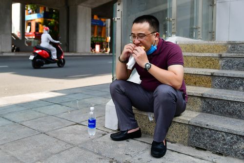 Mua đồ mang đi, người dân ngồi ăn ở công viên, vỉa hè
