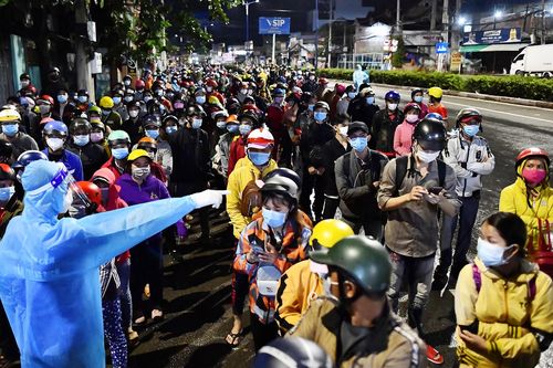 Các tỉnh miền Tây đón hơn 10.000 người về quê, phát hiện nhiều F0