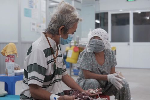 Vượt cửa tử, F0 68 tuổi trở thành tình nguyện viên
