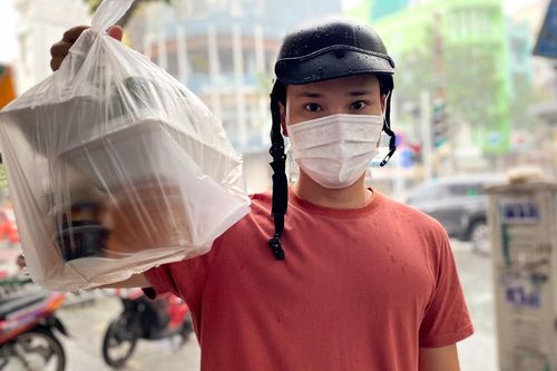 Khách xếp hàng mua phở Phú Vương, cơm tấm Ba Ghiền, bánh mì Huỳnh Hoa