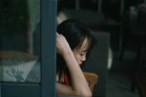 Người trẻ hoảng loạn vì nhiều tháng giam mình trong 4 bức tường