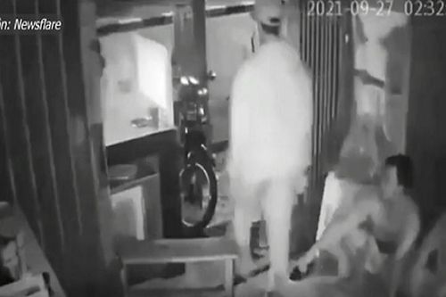 Cướp tấn công nhà dân giật điện thoại