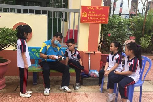 Thầy giáo vùng cao gửi yêu thương qua 'quán cóc' sân trường