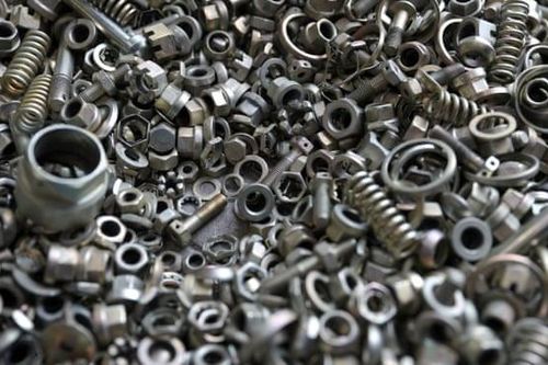 Bác sĩ lấy hàng kg đinh và ốc vít trong dạ dày của người đàn ông ở Litva