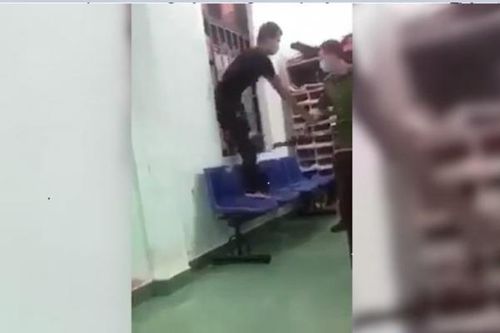 Đình chỉ công an dùng dùi cui điện dí vào nam thanh niên đang bị còng