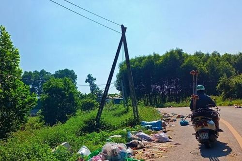 Hà Tĩnh: Rác thải tràn lan ở lòng, lề đường thị trấn Hương Khê