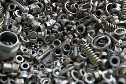 Người đàn ông nuốt hơn một kg đinh và ốc vít