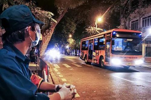Xuyên đêm đưa hơn 100 trường hợp F1 ở bệnh viện Việt Đức đến nơi cách ly