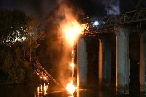 Italy: Hỏa hoạn làm hư hại cầu sắt nổi tiếng ở thành phố Rome