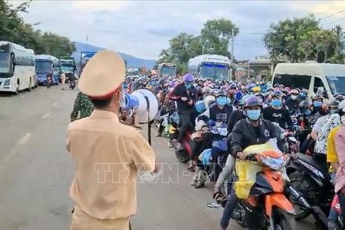 Hỗ trợ người dân từ các tỉnh, thành phía Nam về quê an toàn