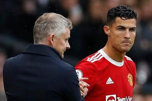 Solskjaer bảo vệ quyết định để Ronaldo ngồi dự bị khiến Man United hòa Everton