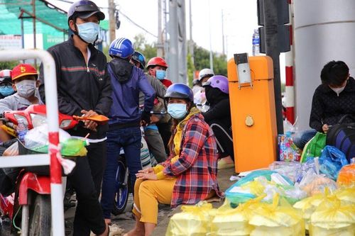Khu cách ly ở miền Tây quá tải khi người dân từ TP.HCM đổ về