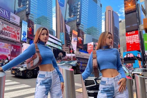 Chi Pu khoe eo thon giữa đường phố New York trong set đồ nổi bần bật