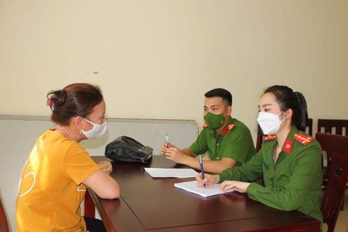 Cảnh sát đột kích sới bạc 'khủng' được ngụy trang thành chuồng gà và quán cà phê