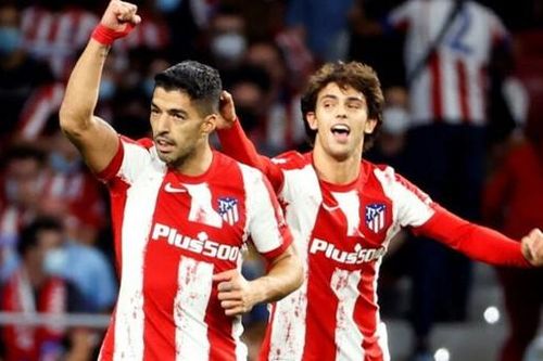 Người cũ Suarez khiến Barca thêm khốn đốn
