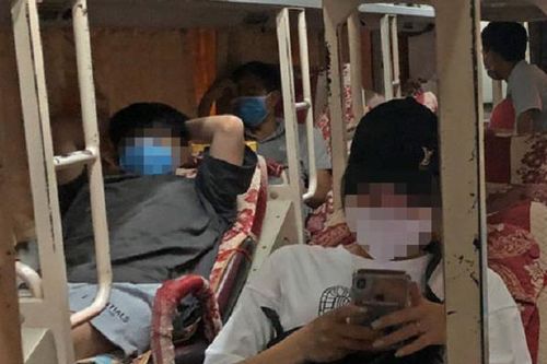 Phát hiện xe giường nằm chở trái phép 10 người rời Hà Nội