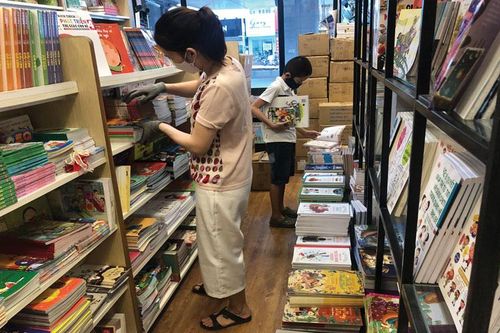 Nới lỏng giãn cách, nhà sách mở cửa