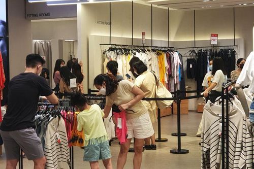 Cuối tuần, các trung tâm thương mại thu hút đông khách tham quan, mua sắm