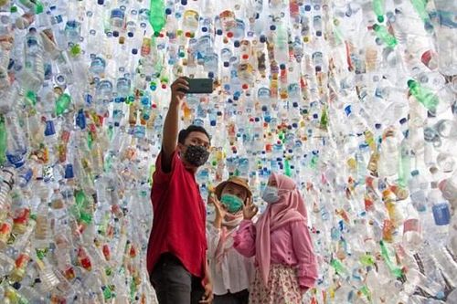 Bảo tàng làm từ chai nhựa và túi ni lông ở Indonesia