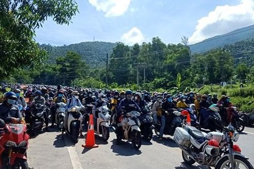 Thừa Thiên-Huế: Lực lượng chức năng hỗ trợ người dân từ các tỉnh phía Nam về quê