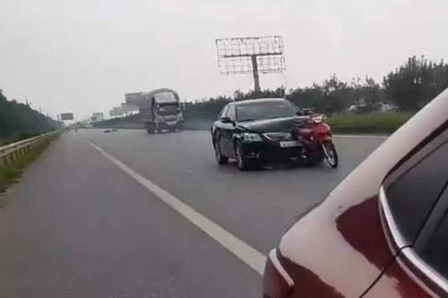 Xe Toyota Camry đâm xe máy dính vào đầu xe vẫn tăng ga bỏ chạy