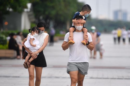 Vì sao cần thận trọng khi cho trẻ nhỏ ở TP.HCM ra đường?