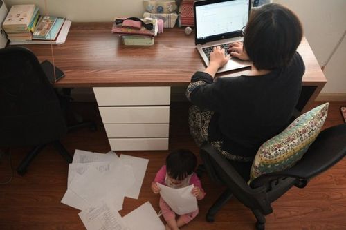 Nhiều phụ huynh ở TP.HCM chấp nhận tạm nghỉ việc để trông con