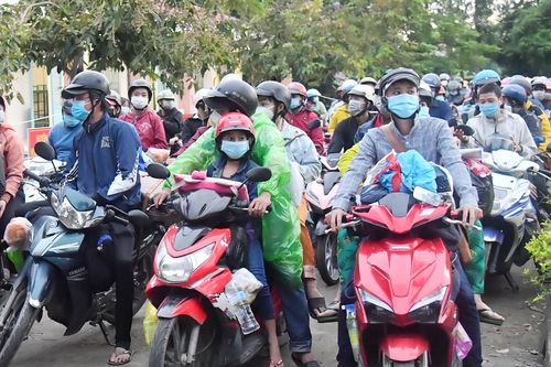 Nơi cất chòi, chỗ lấy trường làm nơi cách ly 160.000 người về quê