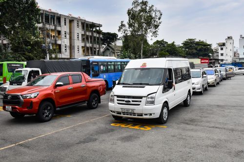 Đến từ sáng sớm, xếp hàng nửa ngày để đăng kiểm ôtô ở TP.HCM