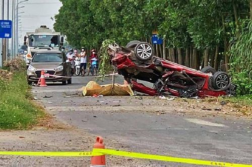 Ôtô con biến dạng sau tai nạn với xe tải, 3 người tử vong