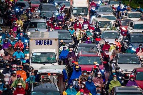 Đường Hà Nội kẹt cứng trong cơn mưa lớn giờ tan tầm