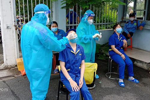 Công nhân ở TP Hồ Chí Minh bắt đầu trở lại nhà máy