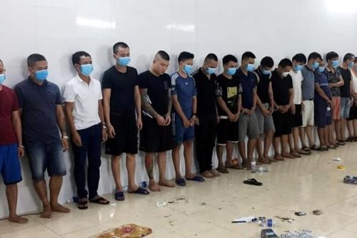 Đột kích 'ổ bạc' trong trại gà