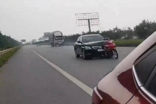Kinh hoàng tài xế Toyota Camry đâm xe máy dính vào đầu xe rồi bỏ chạy