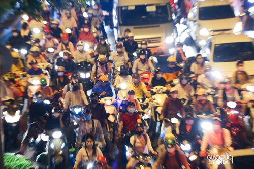 Hà Nội: Nhiều tuyến phố tắc nghẹt sau cơn mưa lớn