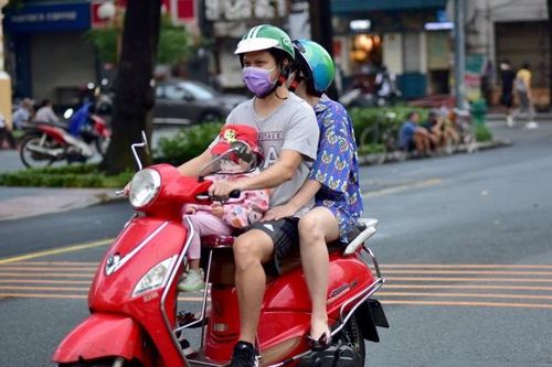 TP. HCM những ngày đầu 'bình thường mới': Người tranh thủ đi cắt tóc, người… quên cách lái xe