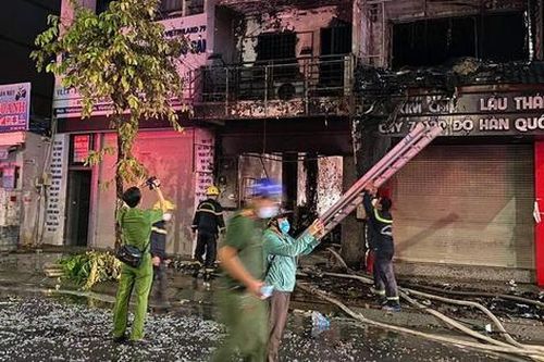 Cháy 2 căn nhà sau tiếng nổ lớn khiến 5 người thương vong