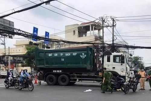 Hai xe máy va chạm, người đàn ông ngã ra đường bị xe chở rác cán tử vong