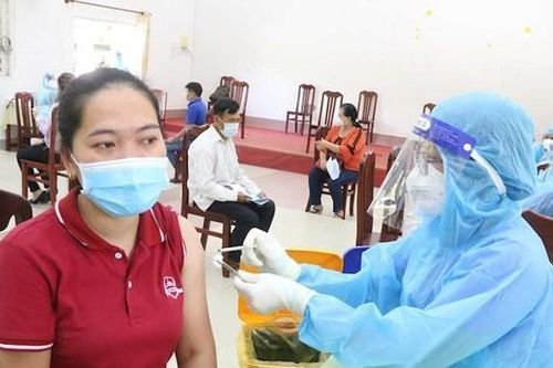 Quận đầu tiên ở TPHCM hoàn thành tiêm vắc-xin ngừa COVID-19