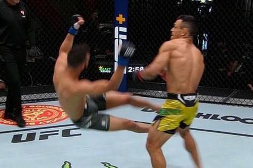 Võ sĩ Brazil tung cú đấm siêu mạnh khiến đối thủ bật ngửa
